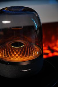 نمایی از یک اسپیکر بلوتوثی با طراحی مدرن